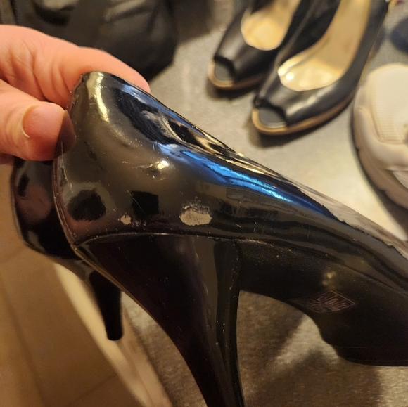 Size 11, nine west heels,  black (1 scuff mark) - Picture 4 of 7